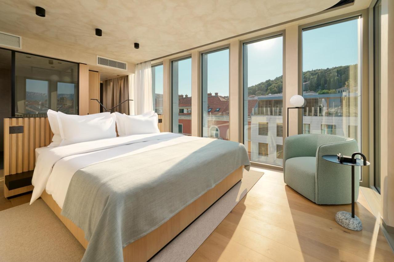 Hotel Ambasador สปลิท ภายนอก รูปภาพ A room at the hotel
