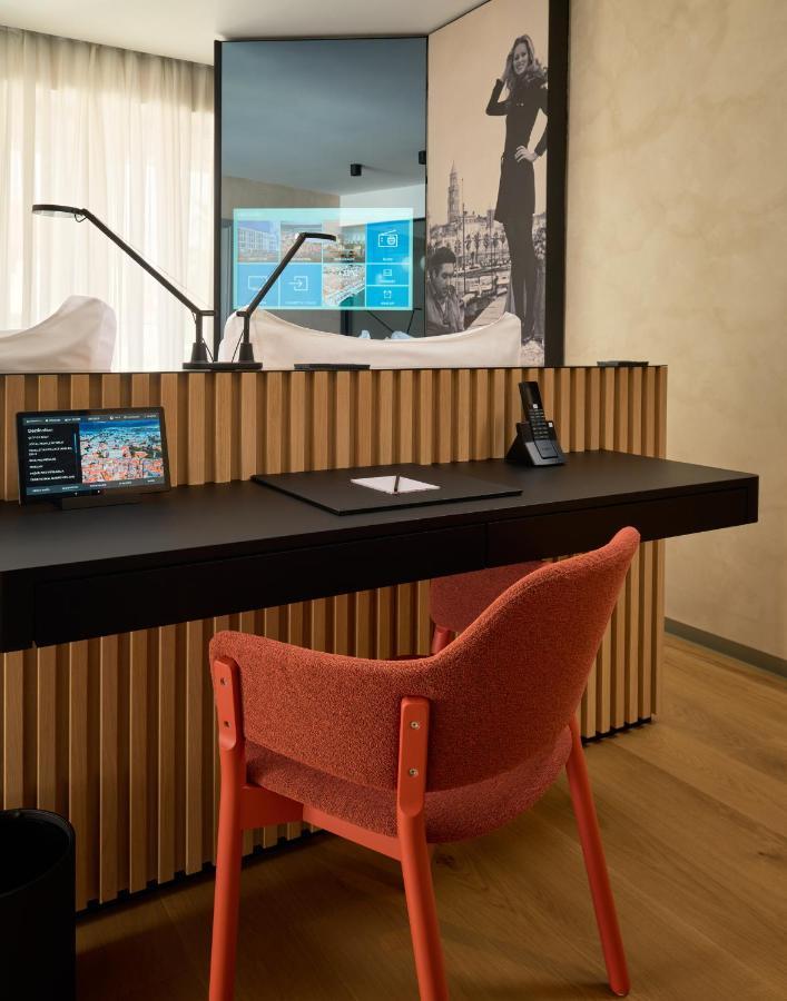 Hotel Ambasador สปลิท ภายนอก รูปภาพ A room at the hotel