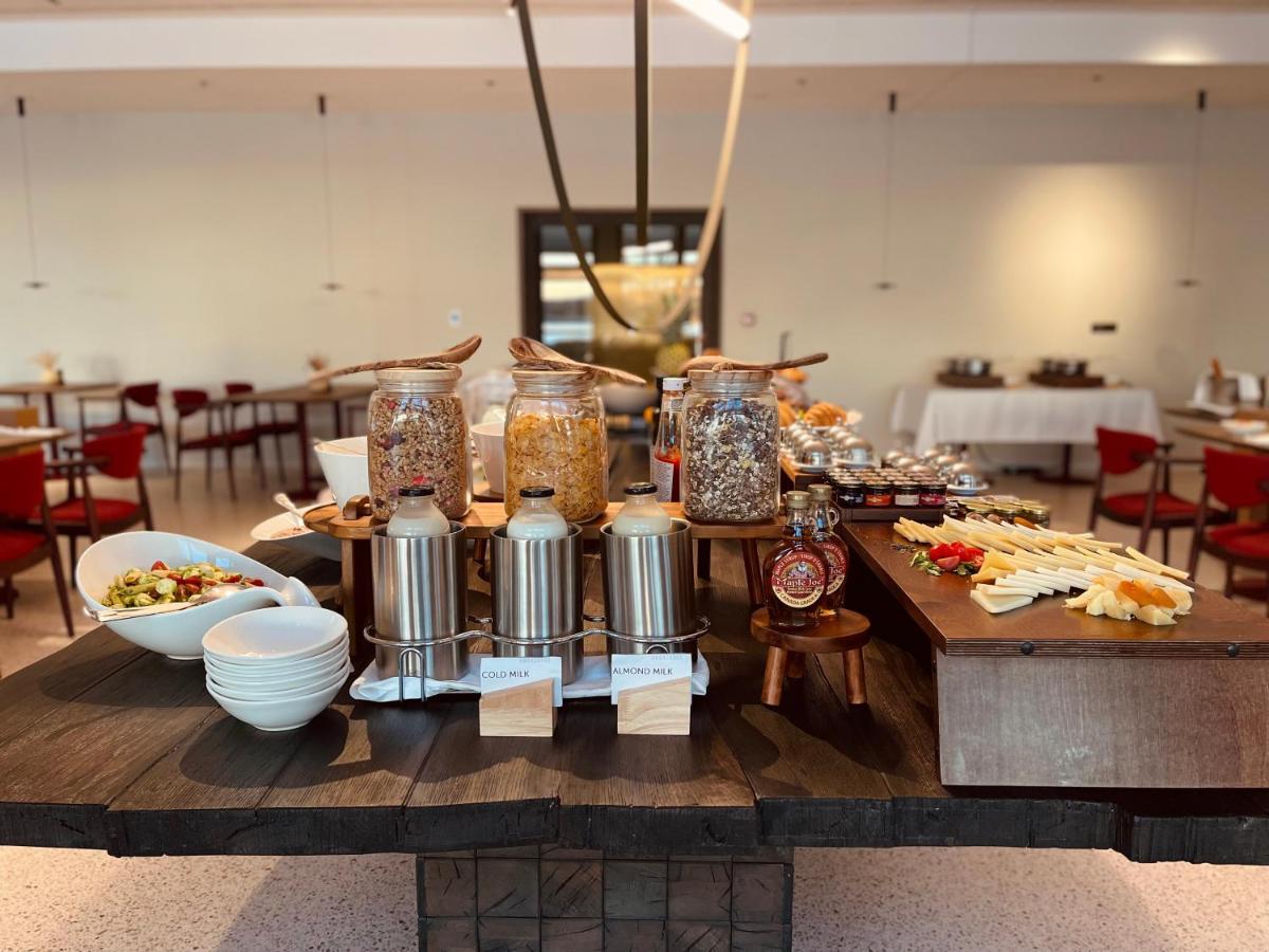 Hotel Ambasador สปลิท ภายนอก รูปภาพ Breakfast at the hotel
