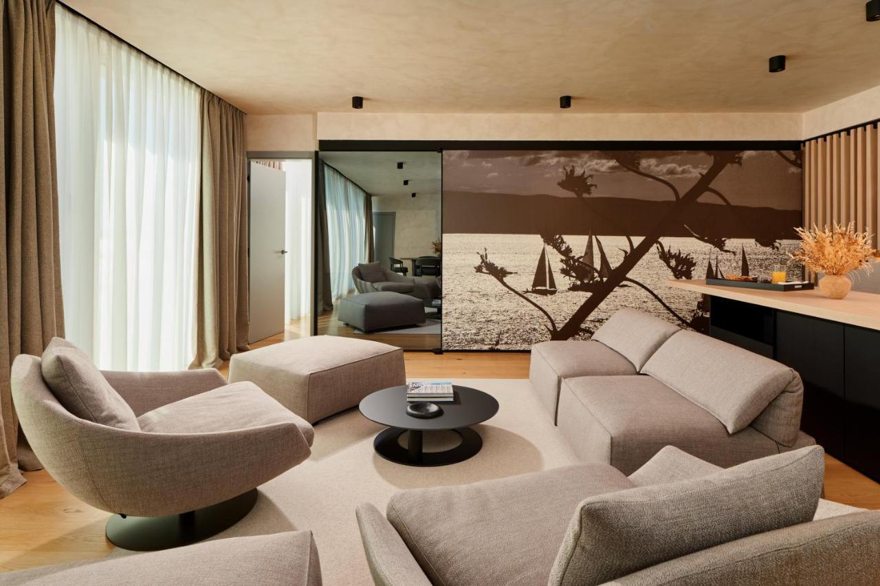 Hotel Ambasador สปลิท ภายนอก รูปภาพ A living room