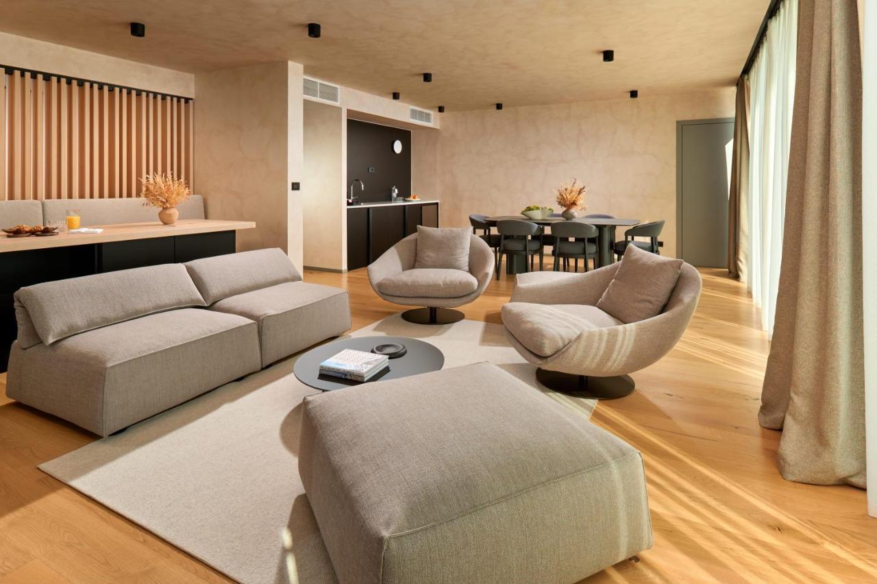 Hotel Ambasador สปลิท ภายนอก รูปภาพ A living room