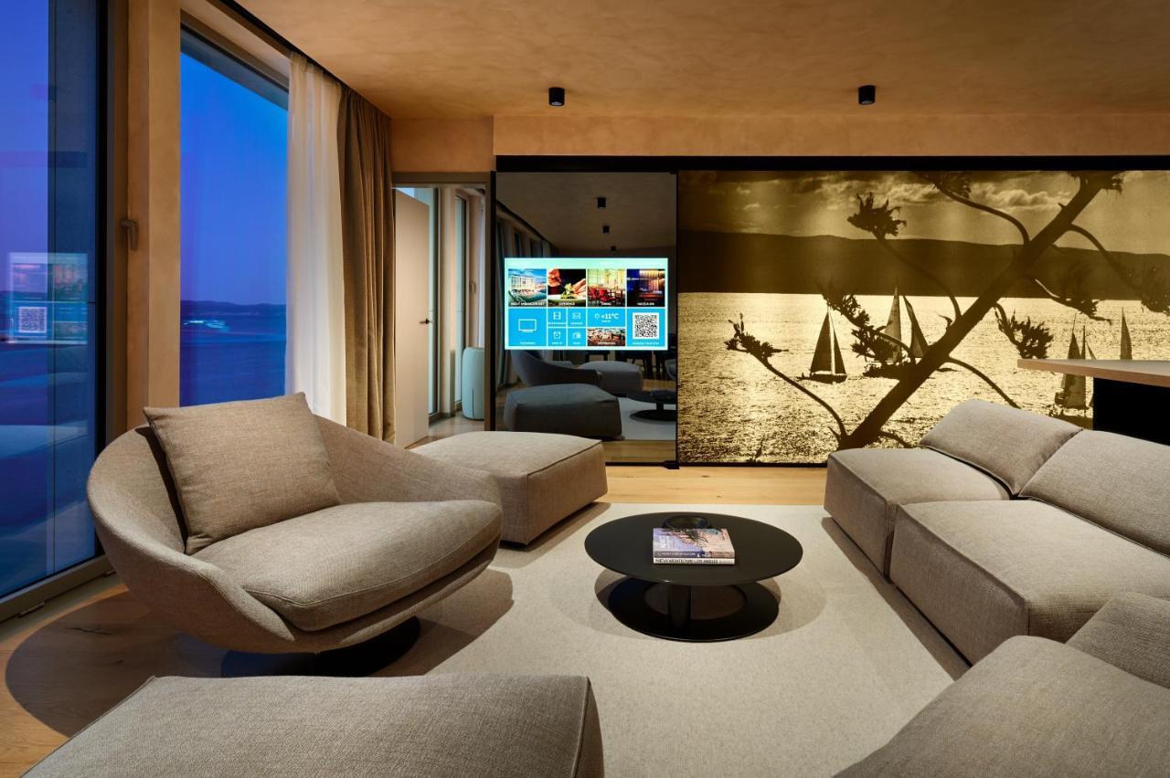 Hotel Ambasador สปลิท ภายนอก รูปภาพ A living room in a private home