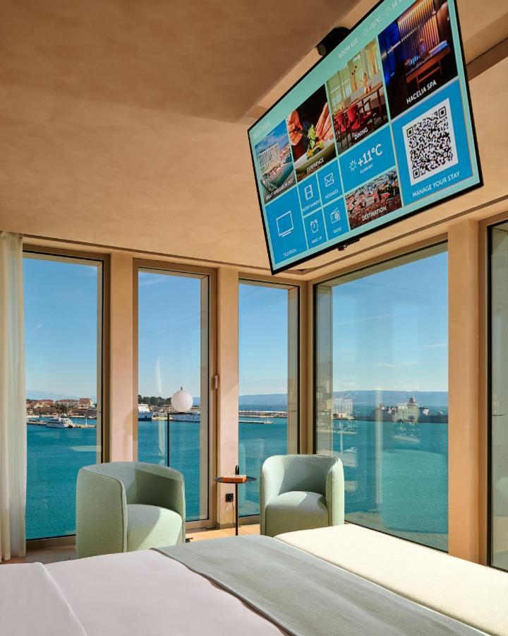 Hotel Ambasador สปลิท ภายนอก รูปภาพ A motorized TV lift