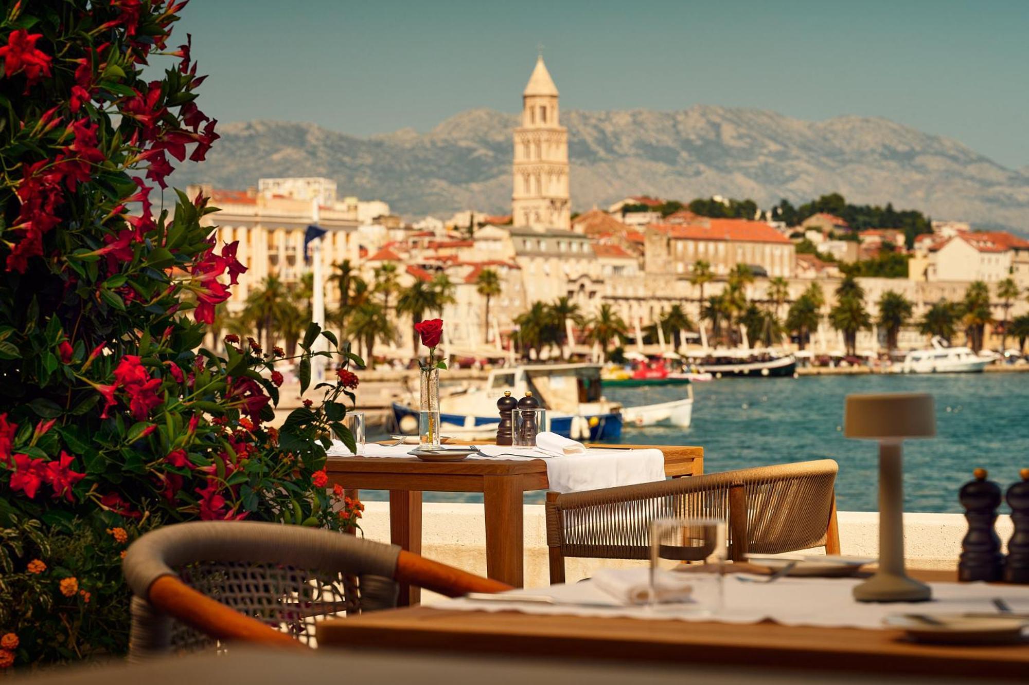 Hotel Ambasador สปลิท ภายนอก รูปภาพ View of the Old Town of Split from the Hotel