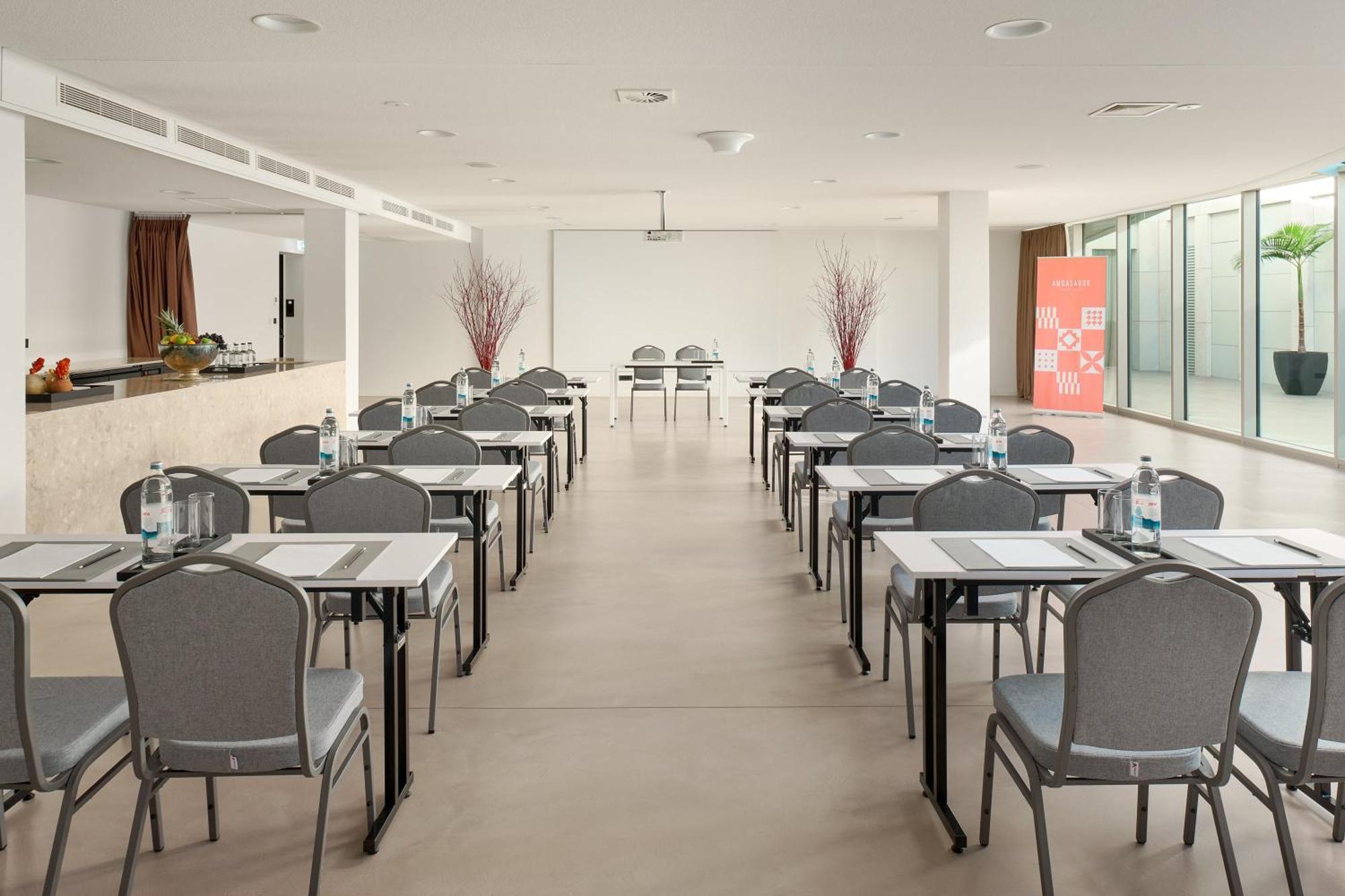 Hotel Ambasador สปลิท ภายนอก รูปภาพ Meeting room