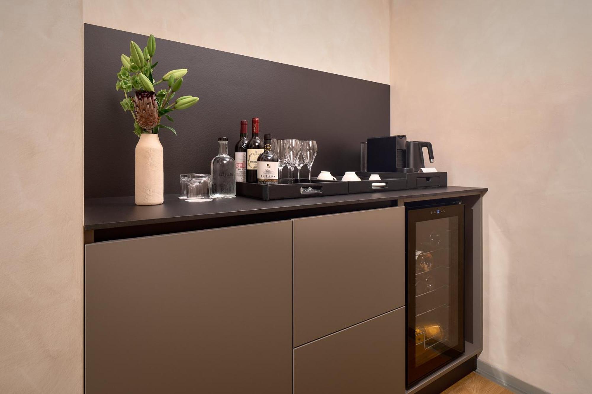 Hotel Ambasador สปลิท ภายนอก รูปภาพ A wet bar in a hotel room