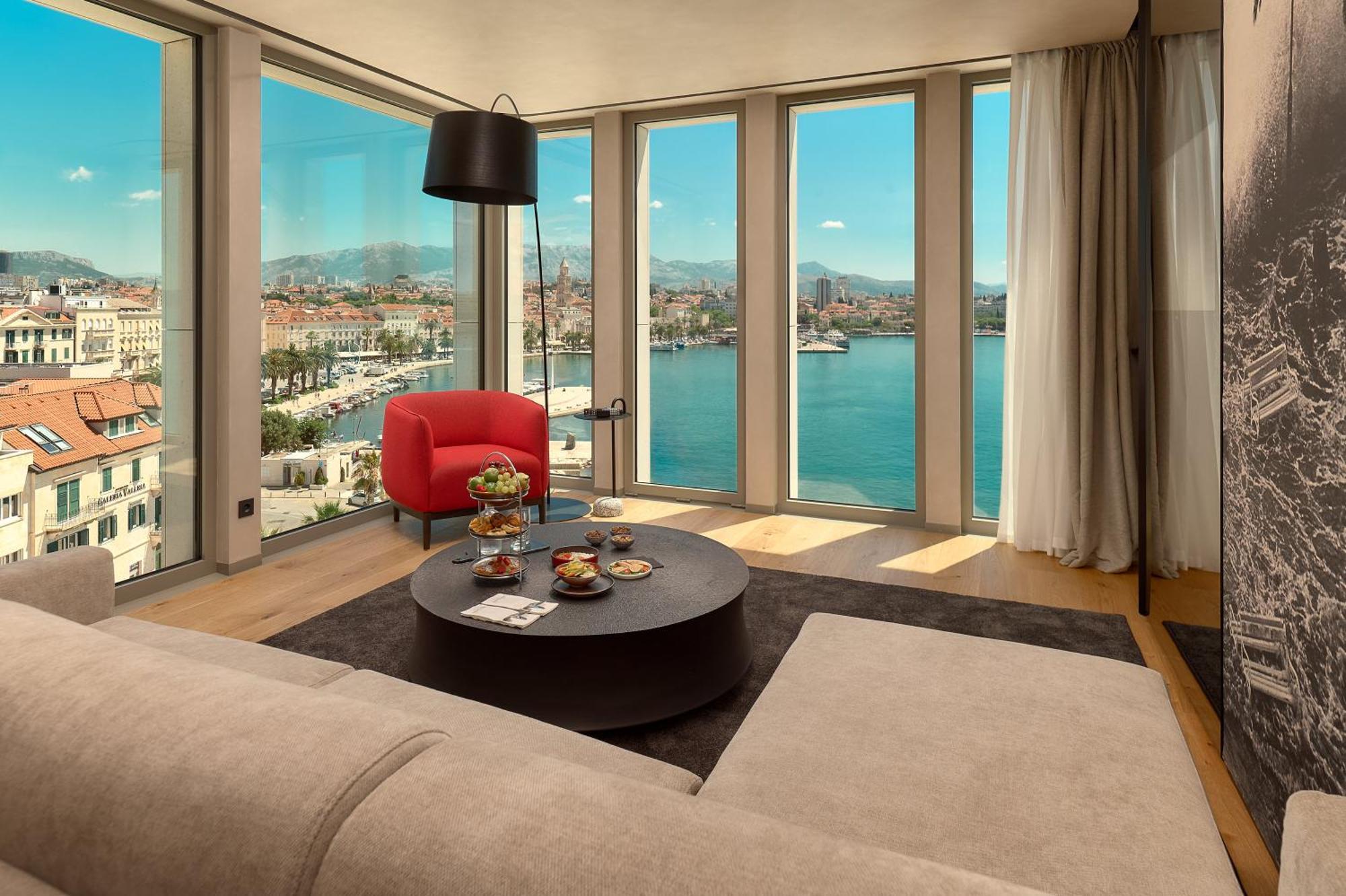 Hotel Ambasador สปลิท ภายนอก รูปภาพ A suite at the hotel