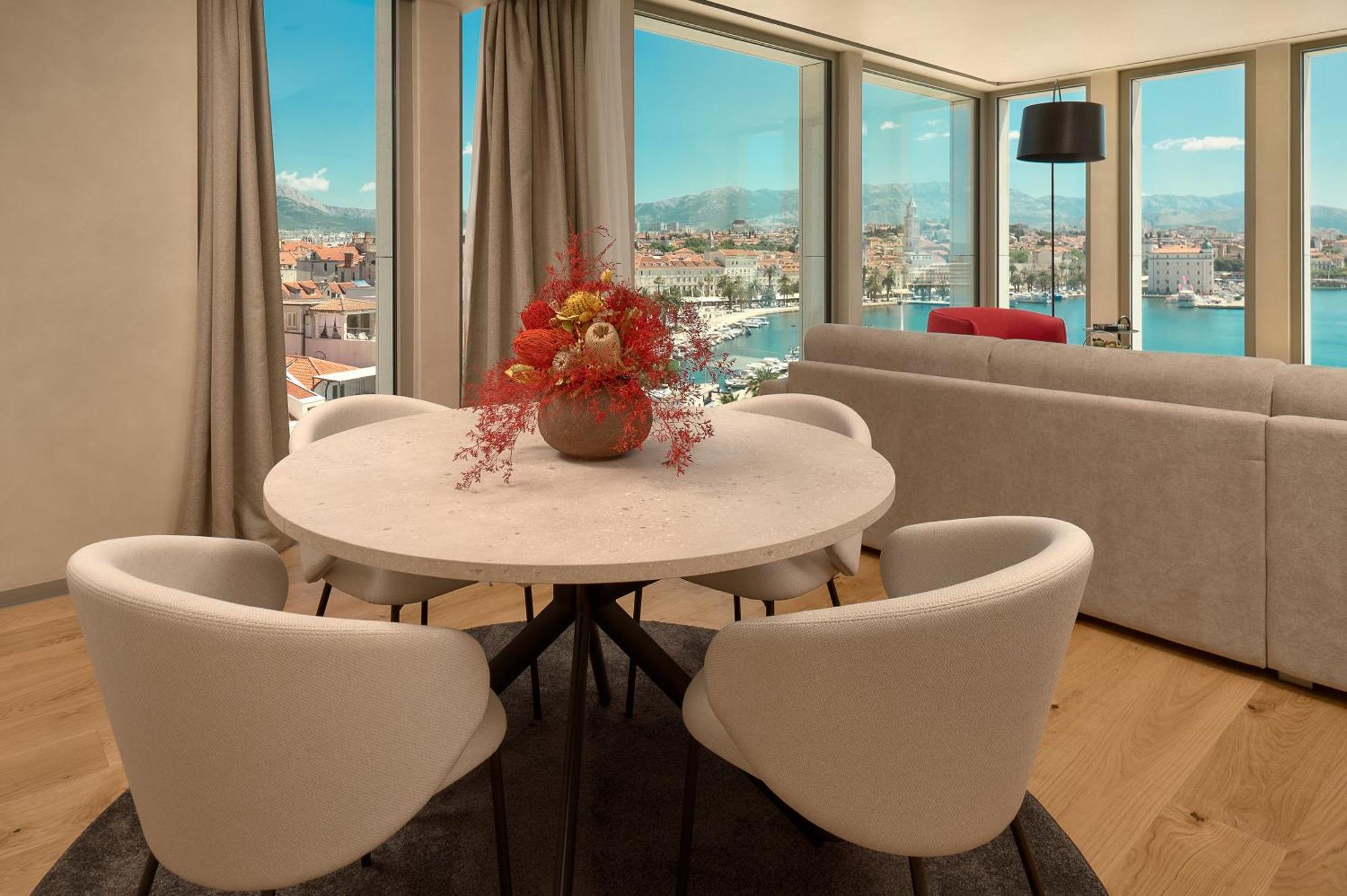 Hotel Ambasador สปลิท ภายนอก รูปภาพ Virtual staging of a dining room