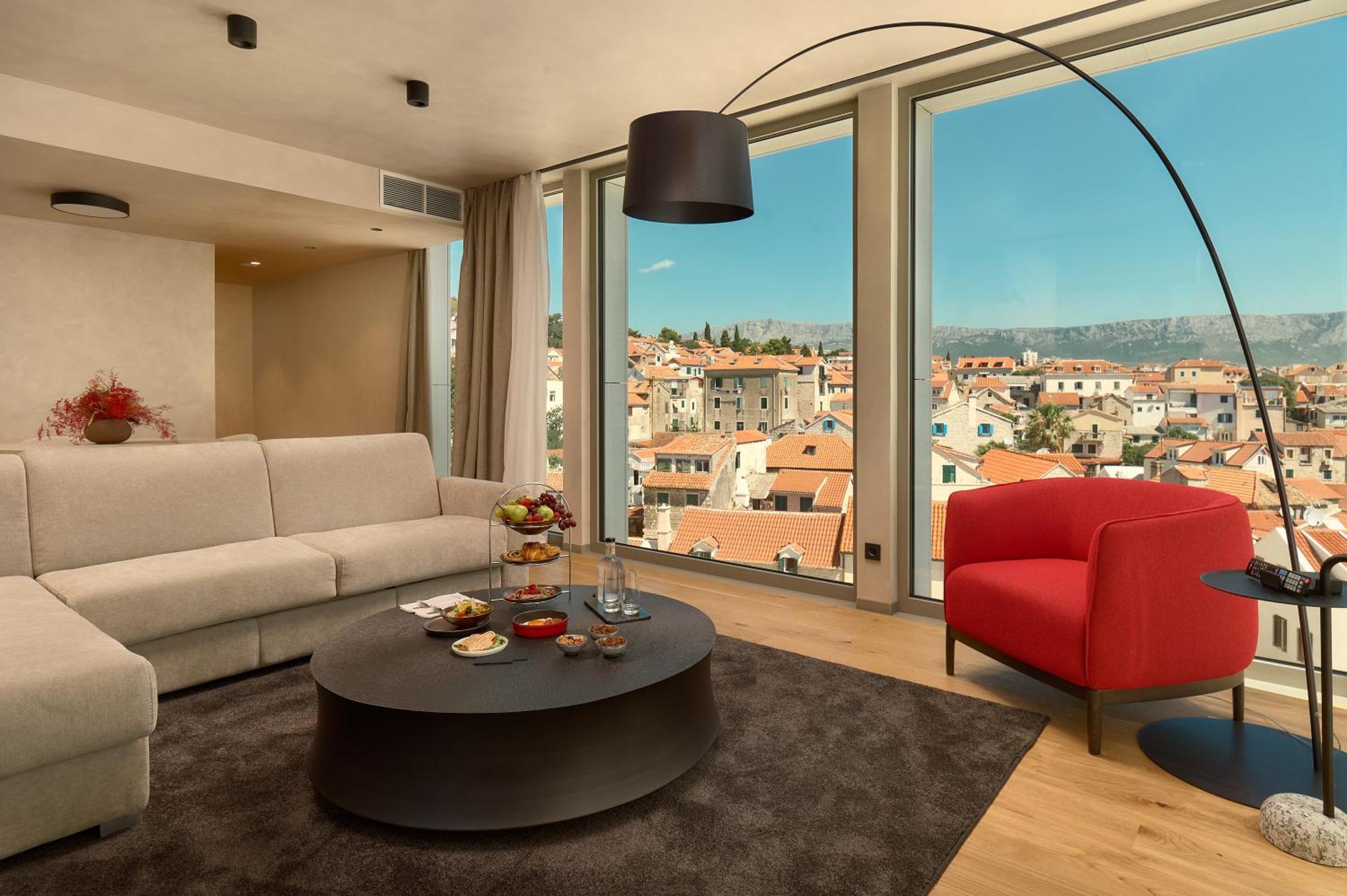 Hotel Ambasador สปลิท ภายนอก รูปภาพ A living room